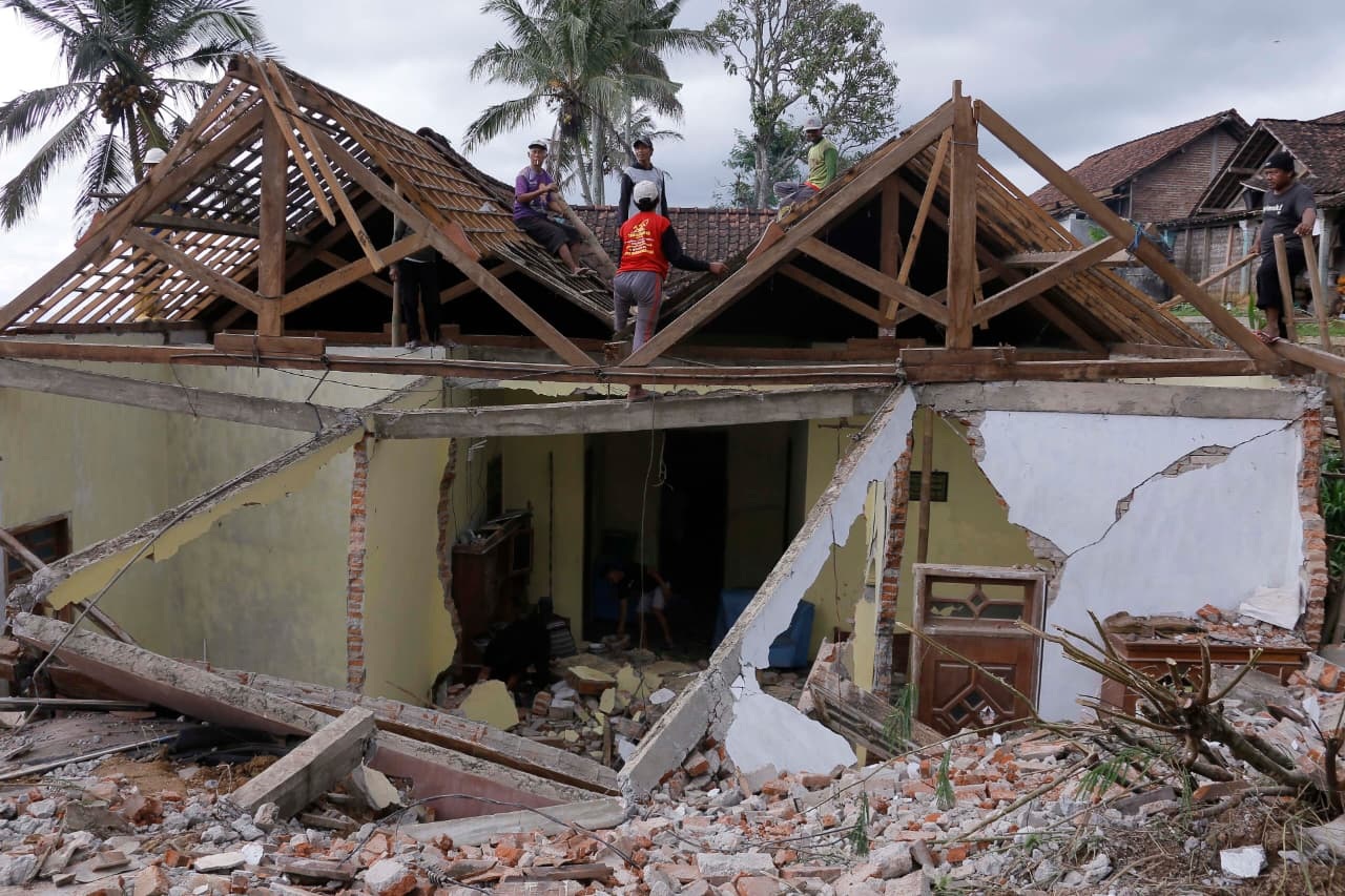 Petugas BPBD Ponorogo meninjau lokasi longsor di Wagir Kidul sebagai bagian dari persiapan pembangunan hunian tetap untuk warga terdampak. DOK RADAR PONOROGO
