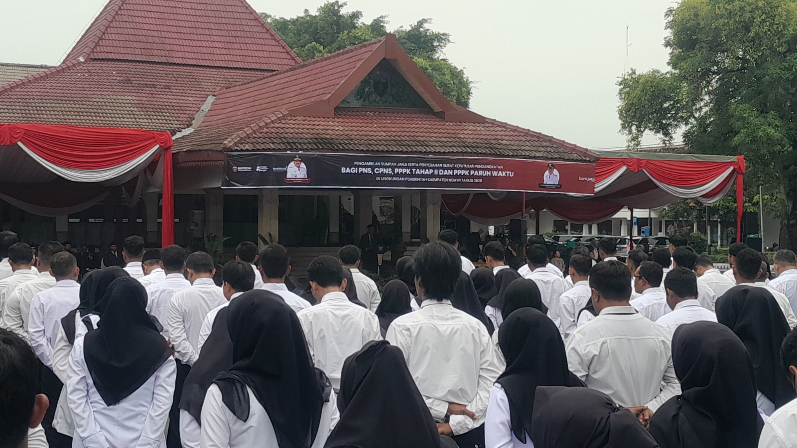 Ratusan guru latker di Ngawi belum memiliki status kepegawaian tetap sehingga gaji masih bergantung pada kemampuan masing-masing sekolah. ILUSTRASI FOTO: RADAR NGAWI