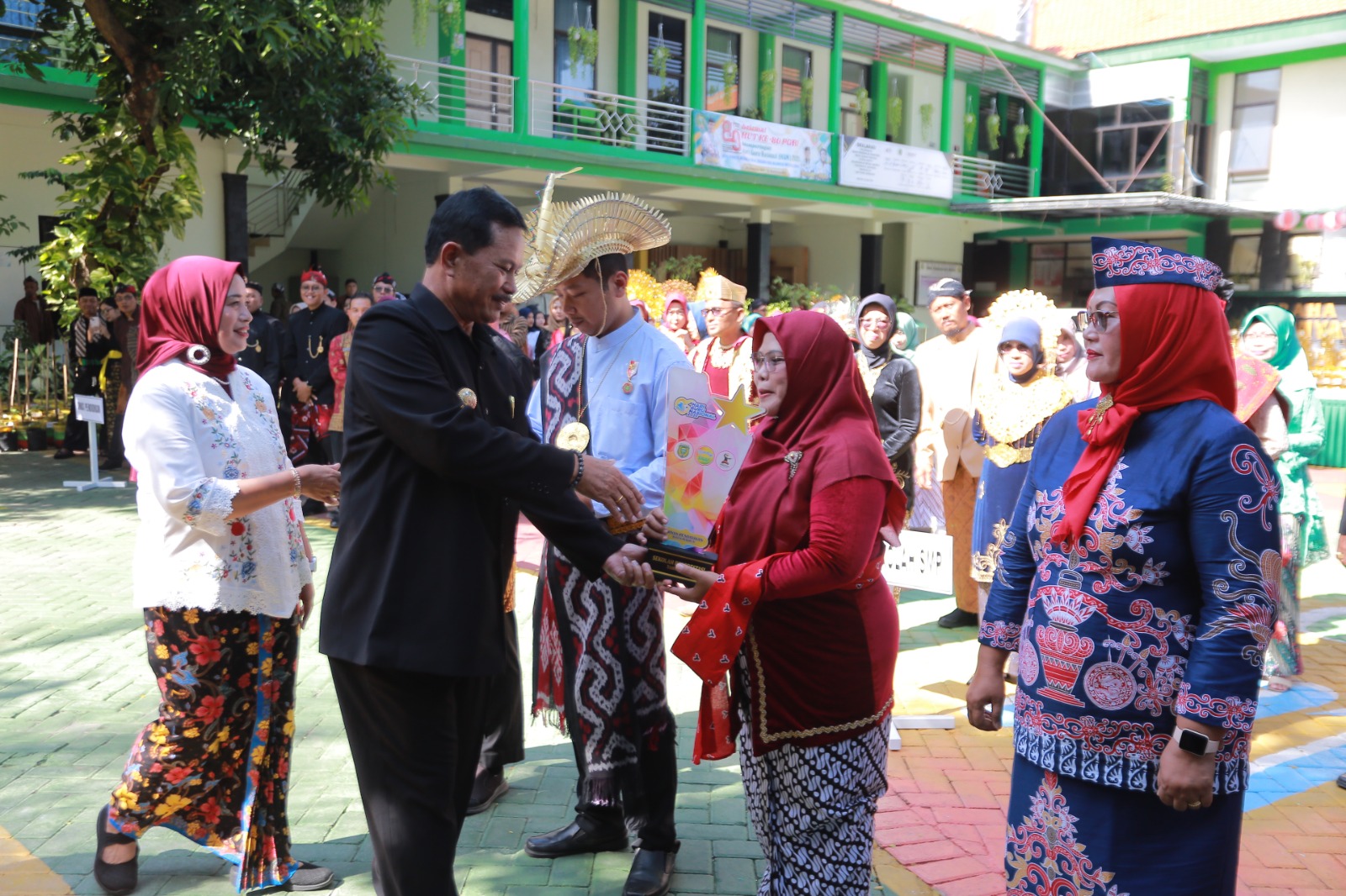 Pegawai Dindik Kota Madiun mengikuti upacara Hari Guru Nasional, Selasa (25/11). BAGAS BIMANTARA/JAWA POS RADAR MADIUN
