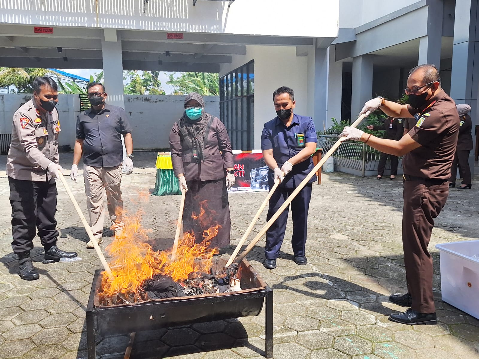 Petugas Kejari Magetan memusnahkan barang bukti puluhan perkara inkrah menggunakan berbagai metode. AJI PUTRA/JAWA POS RADAR MAGETAN