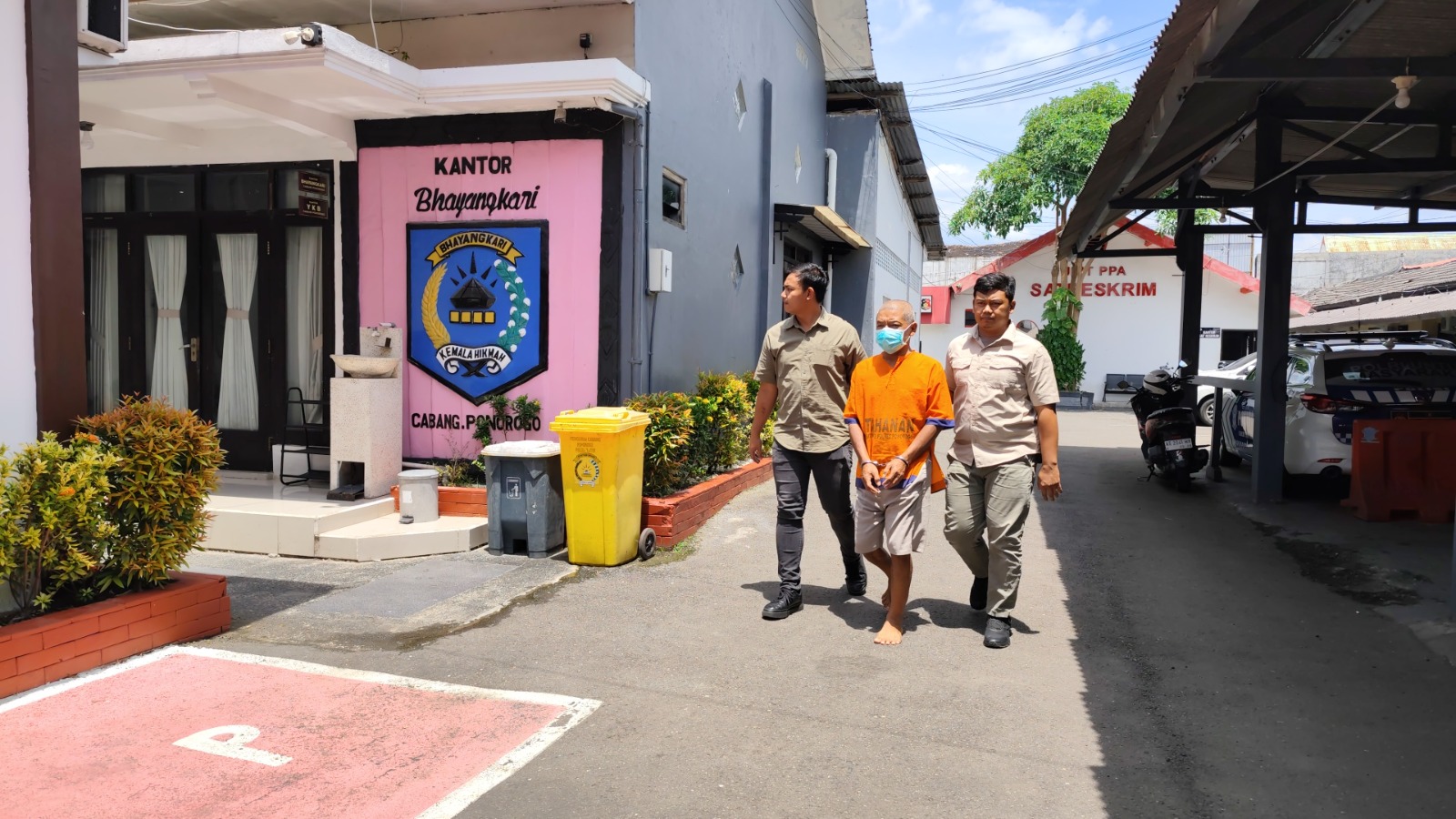 Pelaku M.E digiring Satreskrim Polres Ponorogo setelah ditetapkan tersangka pencabulan bocah. SUGENG DWI N./JAWA POS RADAR PONOROGO
