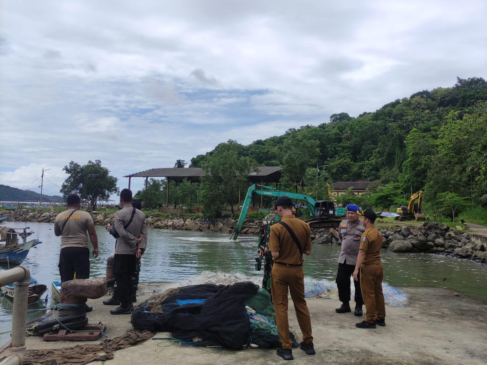 Petugas meninjau proses pengerukan sedimentasi di Pelabuhan Tamperan. FOTO: ISTIMEWA