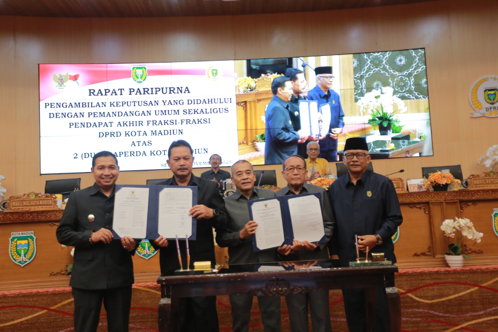 Pimpinan DPRD dan Wali Kota Maidi mengesahkan dua raperda tentang BPR Bank Daerah dan pengelolaan BMD. BAGAS BIMANTARA/JAWA POS RADAR MADIUN