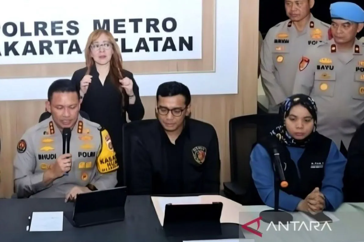 Kabid Humas Polda Metro Jaya Kombes Pol Budi Hermanto bersama Dokter Forensik Pusdokkes RS Polri Kramat Jati, dr. Farah, saat konferensi pers di Mapolres Metro Jakarta Selatan, Senin (24/11/2025).