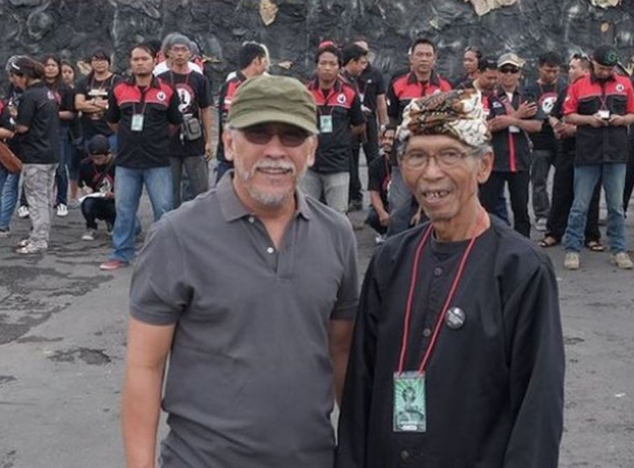 Iwan Fals bersama Abah Landoeng, gurunya semasa SMP.
