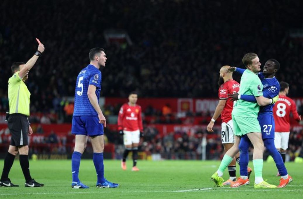 Pemain Everton diganjar kartu merah di laga melawan MU di Old Trafford.