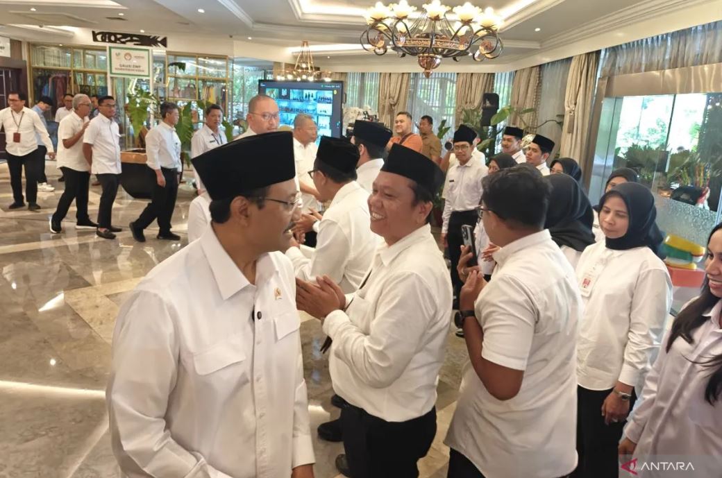 Menteri Sosial Saifullah Yusuf mengucapkan selamat kepada guru Sekolah Rakyat berstatus PPPK di Kantor Kemensos, Salemba, Jakarta, Rabu (26/11/2025).