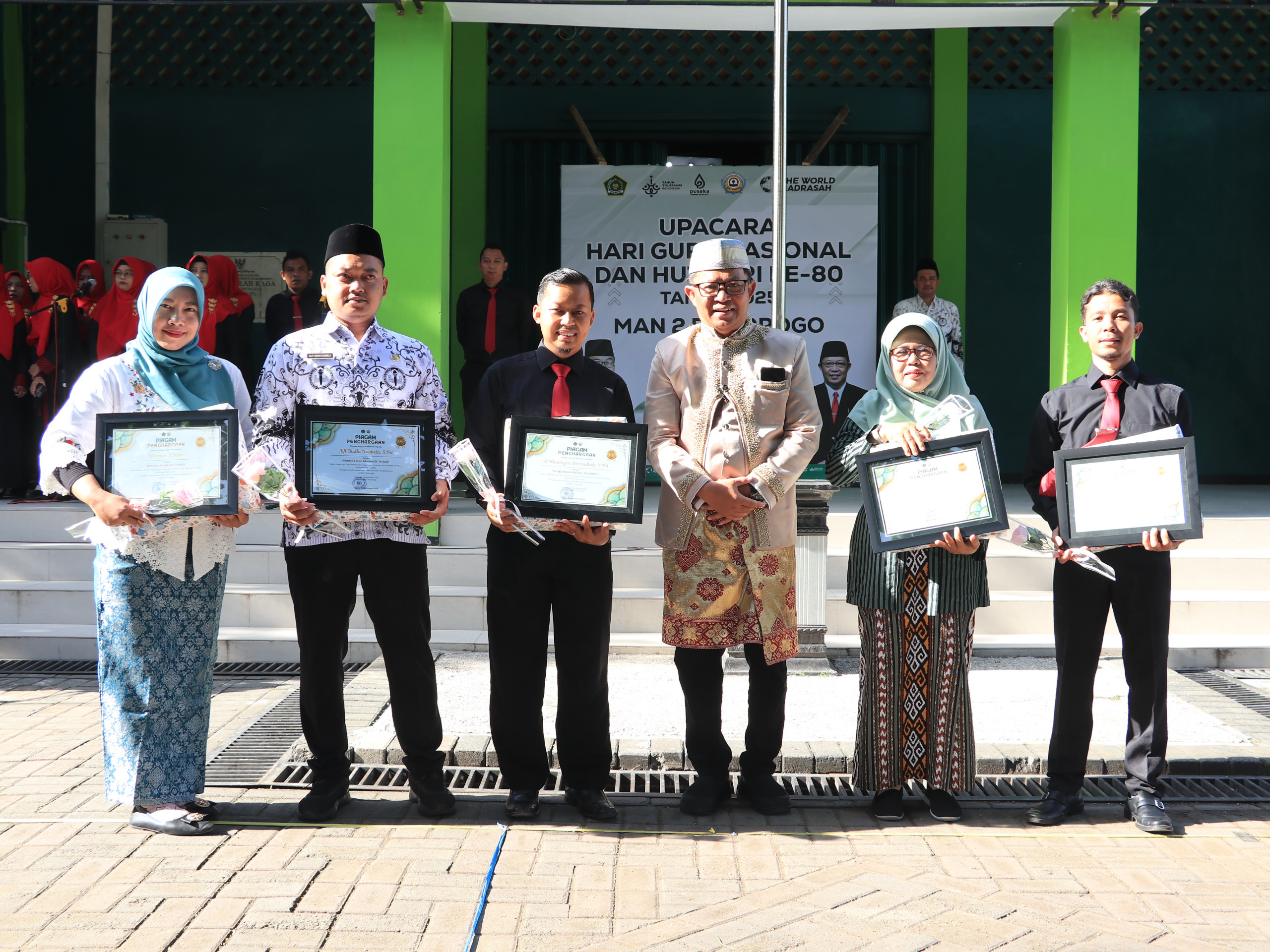 APRESIASI: MAN 2 Ponorogo memberikan penghargaan guru berprestasi bertepatan peringatan Hari Guru Nasional.