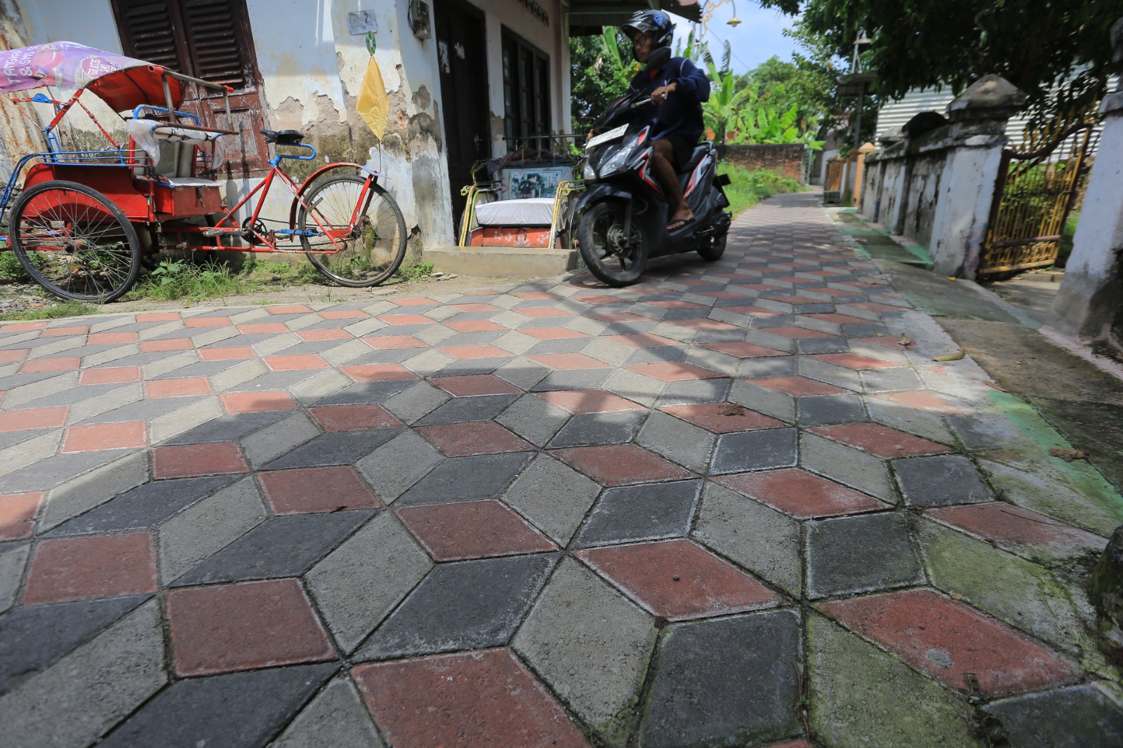 Pavingisasi dan pemasangan PJU Kartoharjo yang telah diselesaikan pokmas. Foto: Bagas Bimantara/Jawa Pos Radar Madiun