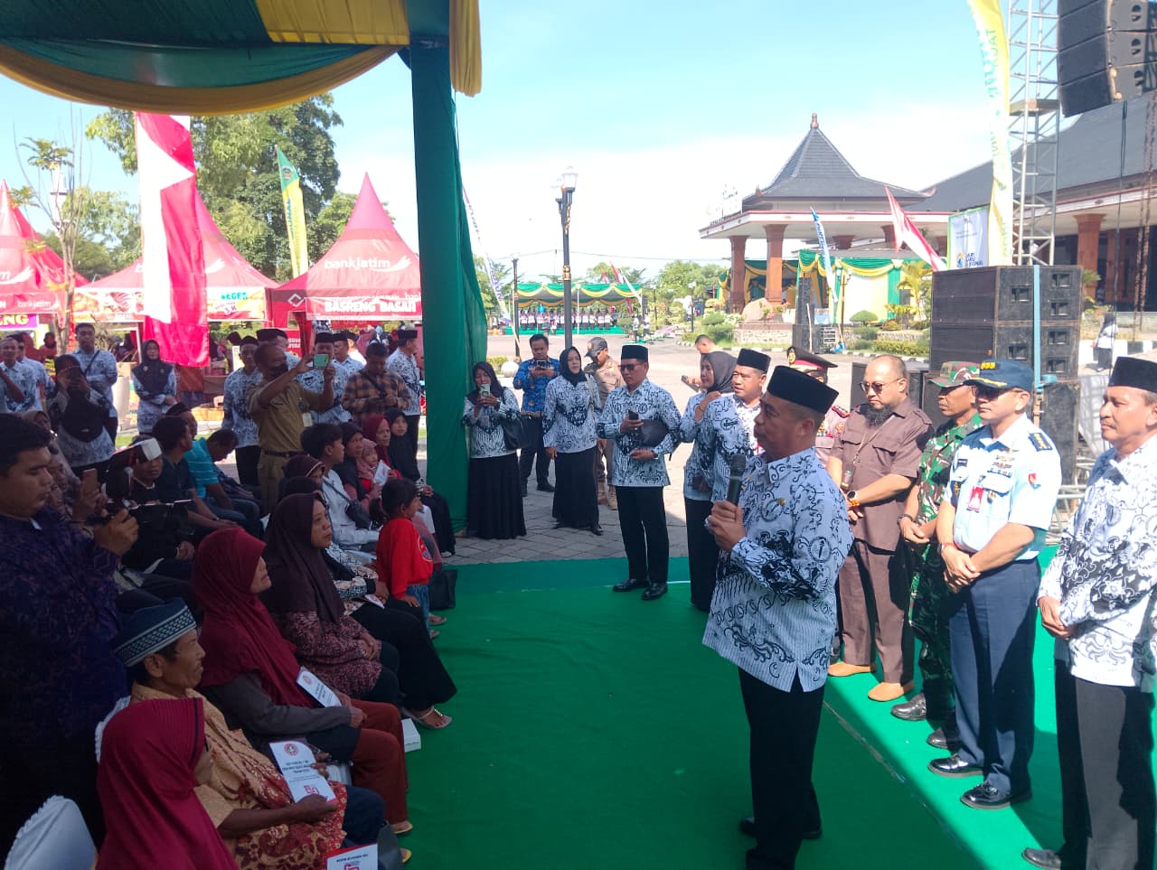 Bupati Madiun memimpin upacara HGN dan menegaskan pentingnya guru inovatif. FOTO: LODITYA FERNANDES/JAWA POS RADAR MADIUN