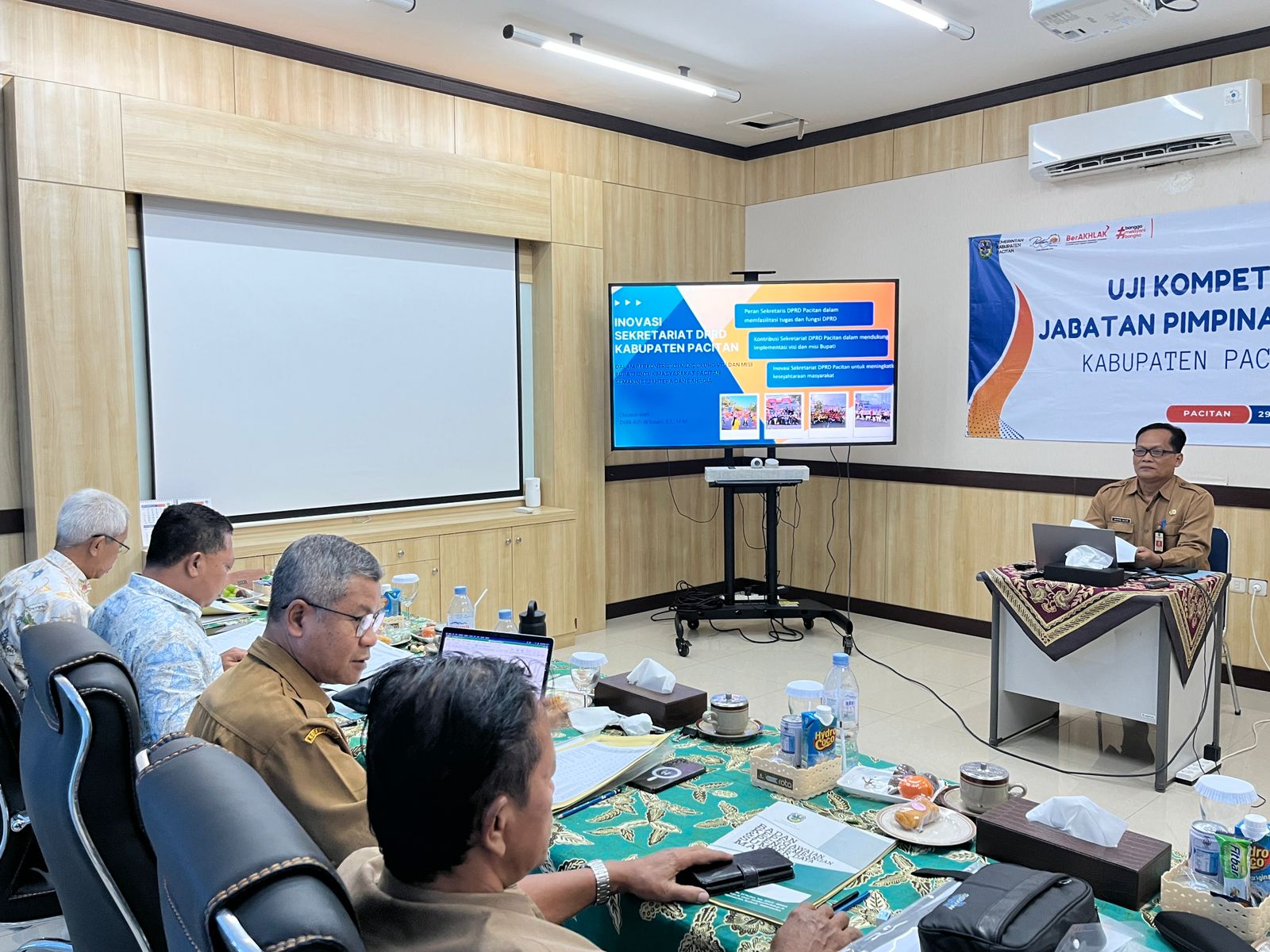 Tim panitia Selter JPTP Pacitan saat memeriksa berkas administrasi para pelamar sebelum diumumkan hasil kelulusannya. NUR CAHYONO/JAWA POS RADAR PACITAN