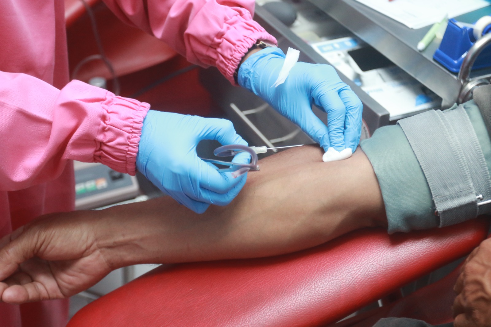 Petugas UDD PMI Kota Madiun menggelar layanan donor darah jemput bola untuk menjaga ketersediaan stok yang mulai menipis. BAGAS BIMANTARA/JAWA POS RADAR MADIUN
