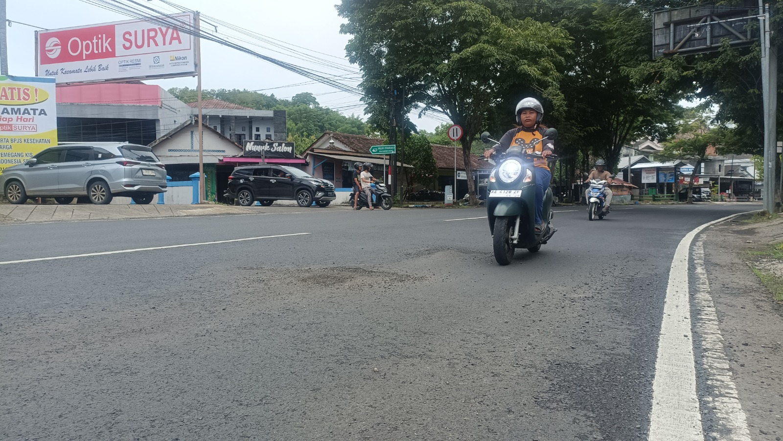 Kerusakan di Jalan Basuki Rahmad Pacitan tampak menganga meski baru sekitar 20 hari selesai diaspal. FOTO: NUR CAHYONO/JAWA POS RADAR PACITAN