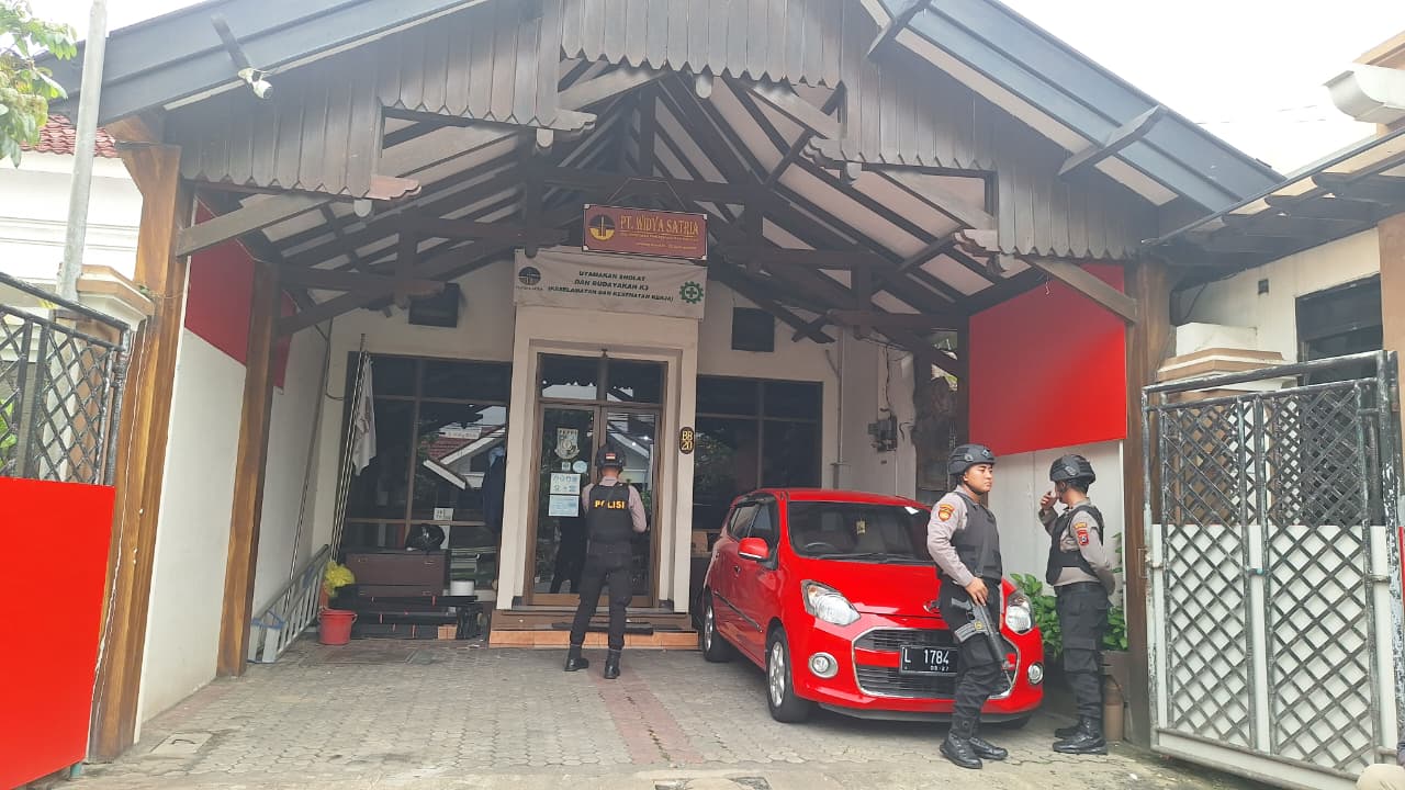 OBOK-OBOK: Situasi PT Widya Satria di Jalan Ketintang Permai Karah, Jambangan, Surabaya, kemarin (26/11) digeledah KPK diduga terkait pendalaman dugaan korupsi yang menyeret Sugiri Sancoko.