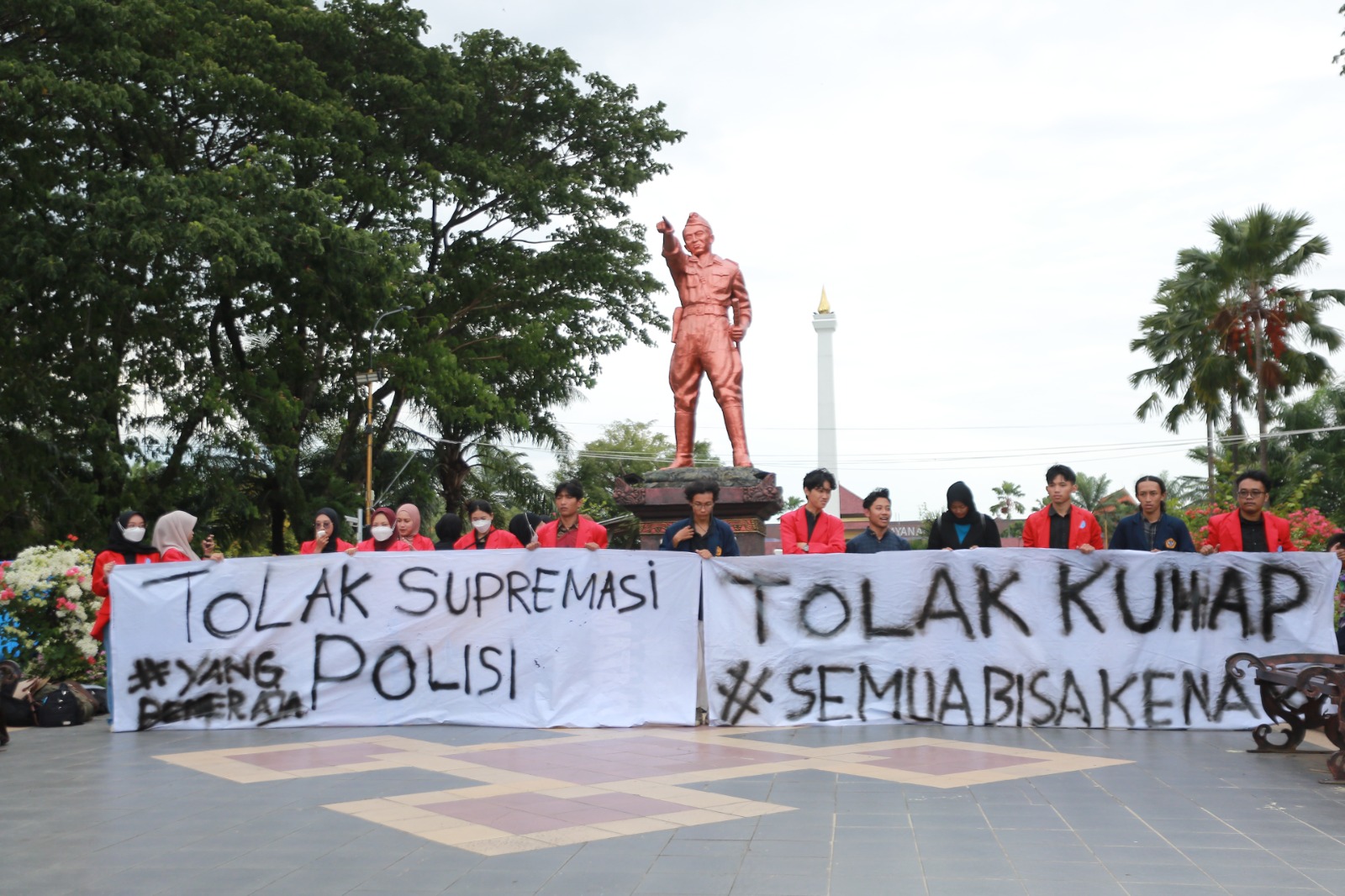 Aliansi BEM Madiun menggelar aksi di alun-alun menolak KUHAP baru yang dinilai memuat pasal karet dan berpotensi membungkam rakyat. BAGAS BIMANTARA/RADAR MADIUN