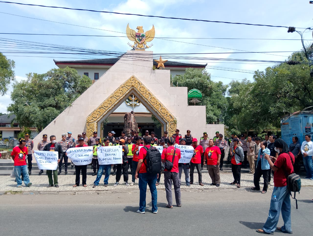 Eks karyawan MUS bersama SBMR menggelar demonstrasi di depan DPRD Kabupaten Madiun menuntut pelunasan gaji tujuh bulan yang belum dibayar, Rabu (26/11). FOTO: LODITYA FERNANDES/RADAR MADIUN