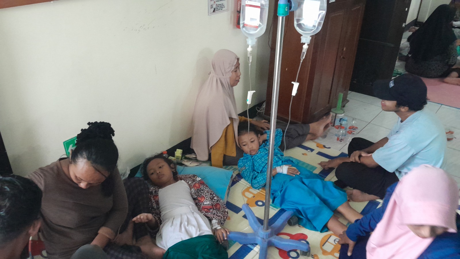 Puluhan siswa SMP dan SD di Kecamatan Kedunggalar dilarikan ke puskesmas setelah diduga keracunan menu Program Makan Bergizi Gratis (MBG), Rabu (26/11). ASEP SYAEFUL/RADAR NGAWI
