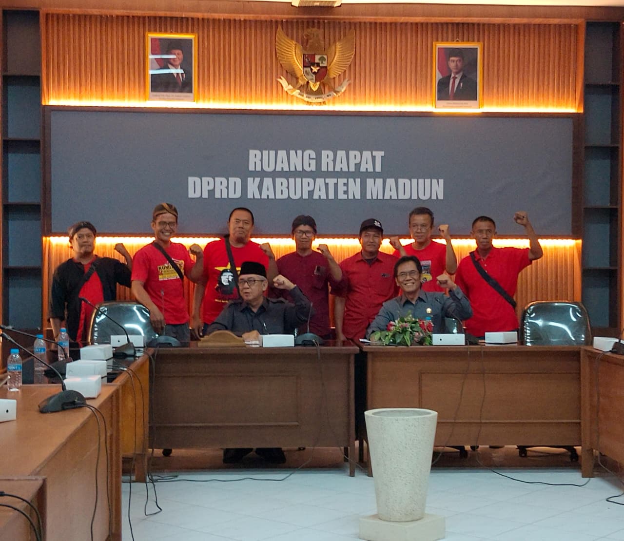 Para eks karyawan MUS diterima Ketua DPRD Kabupaten Madiun Fery Sudarsono, Ketua Komisi C Rudi Triswahono, dan Ketua Komisi D Djoko Setijono. LODITYA FERNANDES/RADAR MADIUN