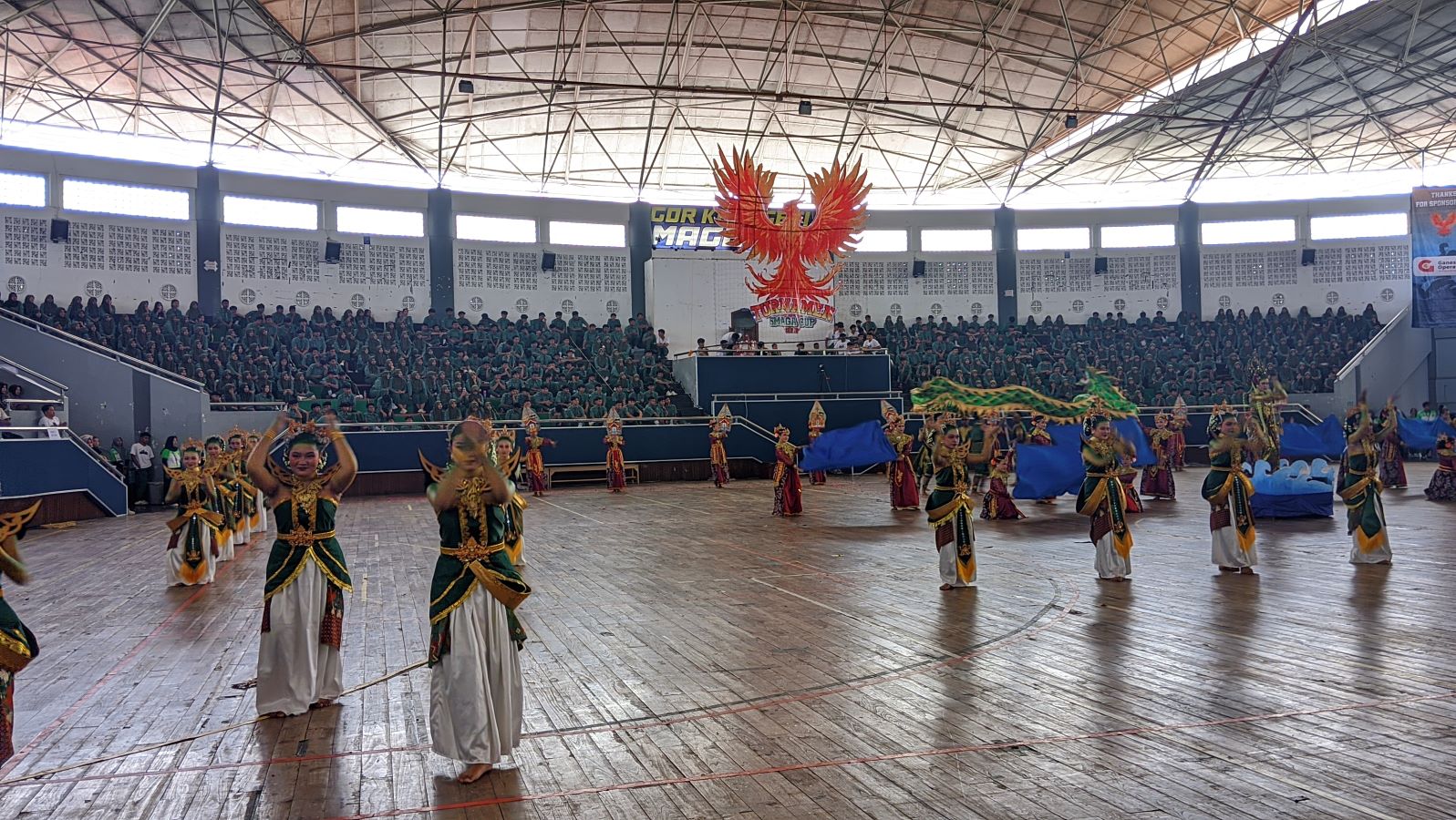 MEMUKAU: Puluhan penari siswa-siswi Smaga membius ribuan penonton yang hadir di GOR Ki Mageti.