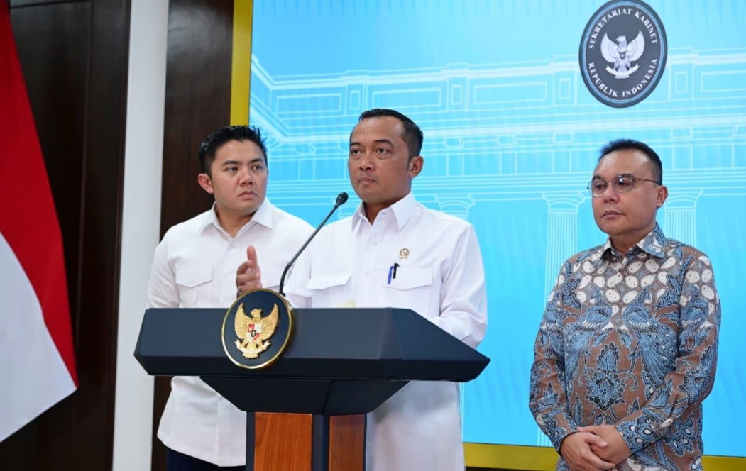 konferensi pers di Istana Kepresidenan Jakarta, Selasa (25/11/2025), Wakil Ketua DPR RI Sufmi Dasco Ahmad, Mensesneg Prasetyo Hadi, dan Seskab Teddy Indra Wijaya.