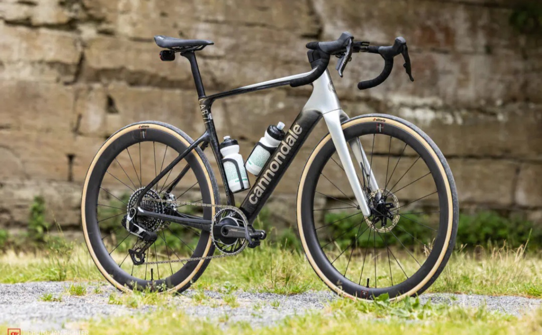 Cannondale Synapse LAB71 SmartSense hadir dengan fitur radar, lampu terintegrasi, dan ban 42mm. Harga &euro;15.799 atau kisaran Rp 305 juta.