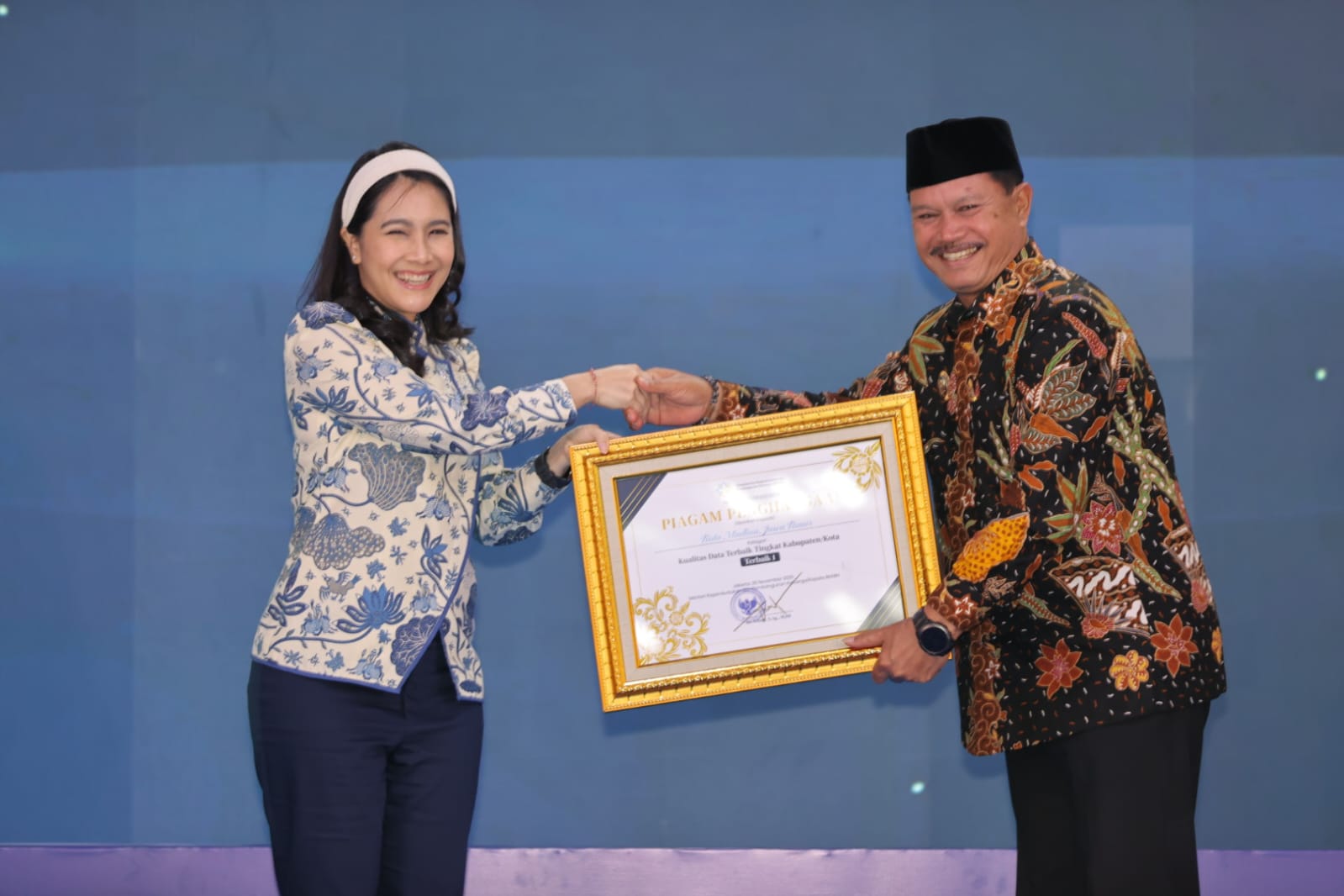 Wali Kota Madiun Maidi menerima penghargaan kualitas data terbaik Pendataan Keluarga 2025 dari BKKBN dalam acara Diseminasi Nasional di Jakarta. FOTO: WES HENDRO/DISKOMINFO
