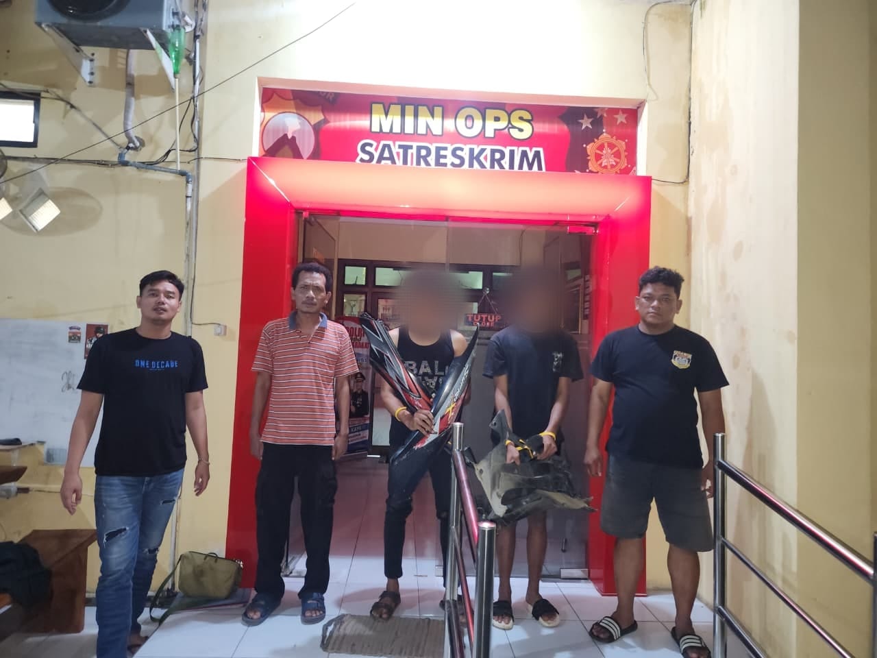 Polisi mengamankan dua pemuda asal Pringkuku yang diduga mencuri motor dan menjual velg hasil kejahatannya di kawasan Punung. FOTO: POLSEK DONOROJO