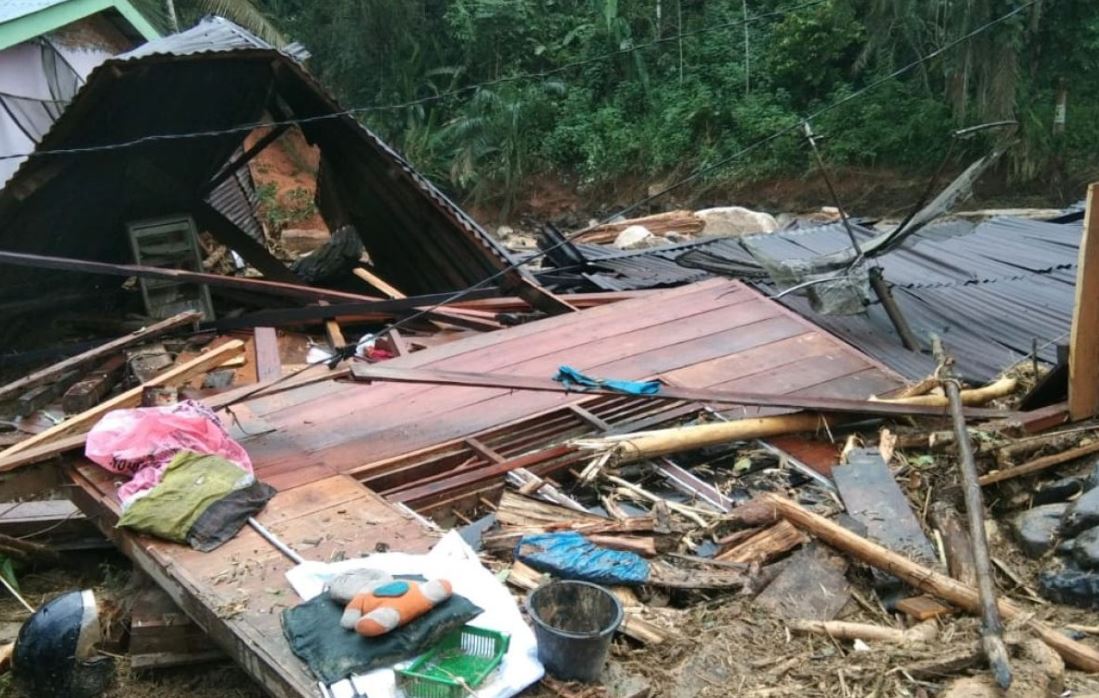 Puing rumah yang rusak diterjang bencana di wilayah Sumut.