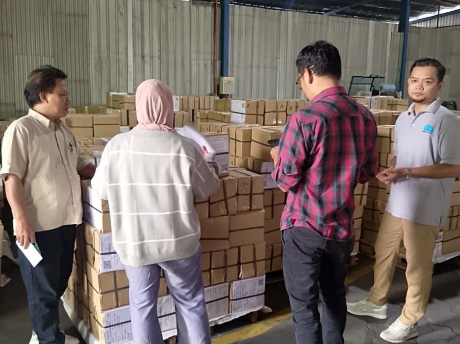 Pemeriksaan hasil pekerjaan cetak Buku Kesehatan Ibu dan Anak (KIA) Tahun 2026 dilaksnaakan di fasilitas produksi PT DCI di Ngrajek, Kabupaten Nganjuk.