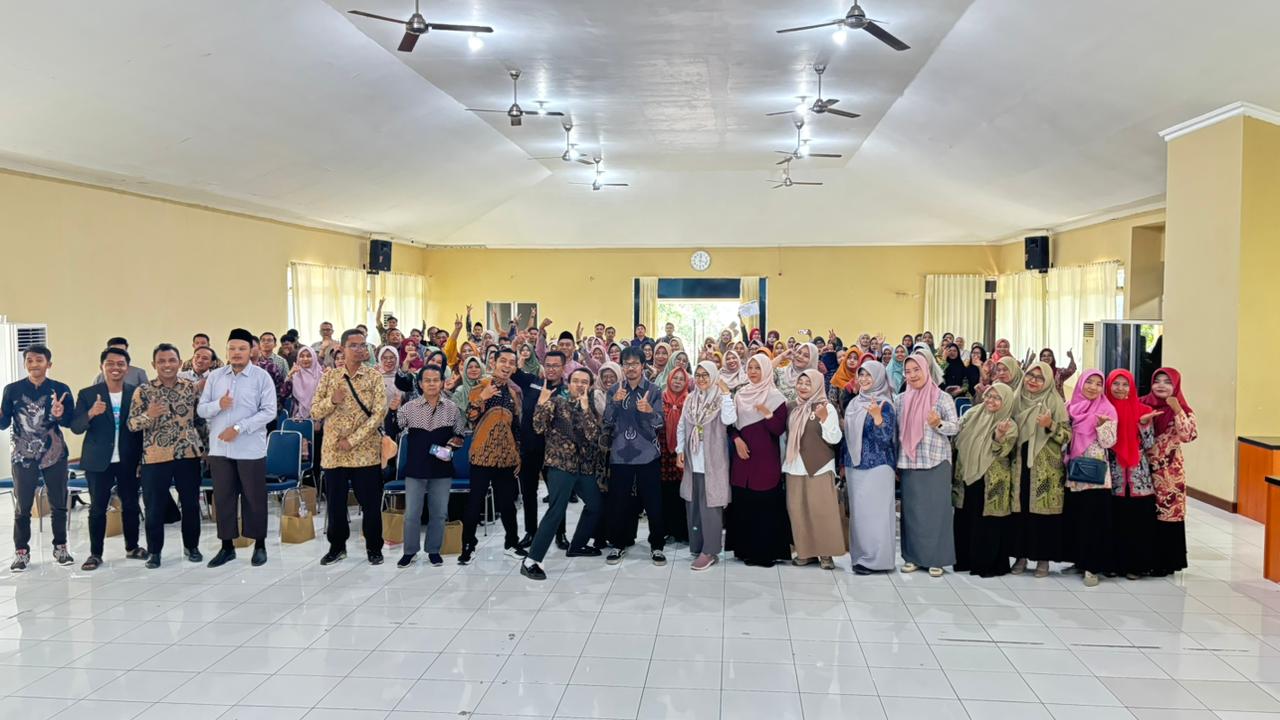 Workshop Speak Up and Write Now: Madiun Raya Berbicara dan Berkarya diikuti 128 guru, Kamis (27/11).
