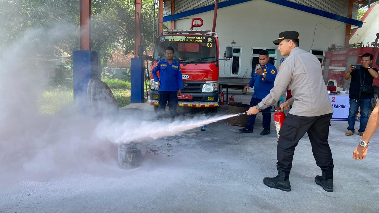 PRAKTIK: Puluhan anggota Bhabinkamtibmas, Babinsa, Linmas hingga perwakilan masyarakat di Kecamatan Geger, Kabupaten Madiun mengikuti Coaching Clinic Responder di Pendopo Kantor Camat Geger, Selasa.