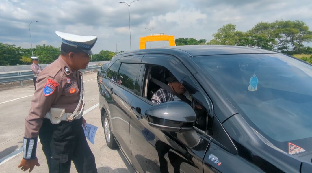Petugas PJR Jatim VI melakukan pemeriksaan kelengkapan dan kecepatan kendaraan dalam operasi keselamatan di KM 597 Tol Ngawi&ndash;Kertosono. FOTO: ISTIMEWA