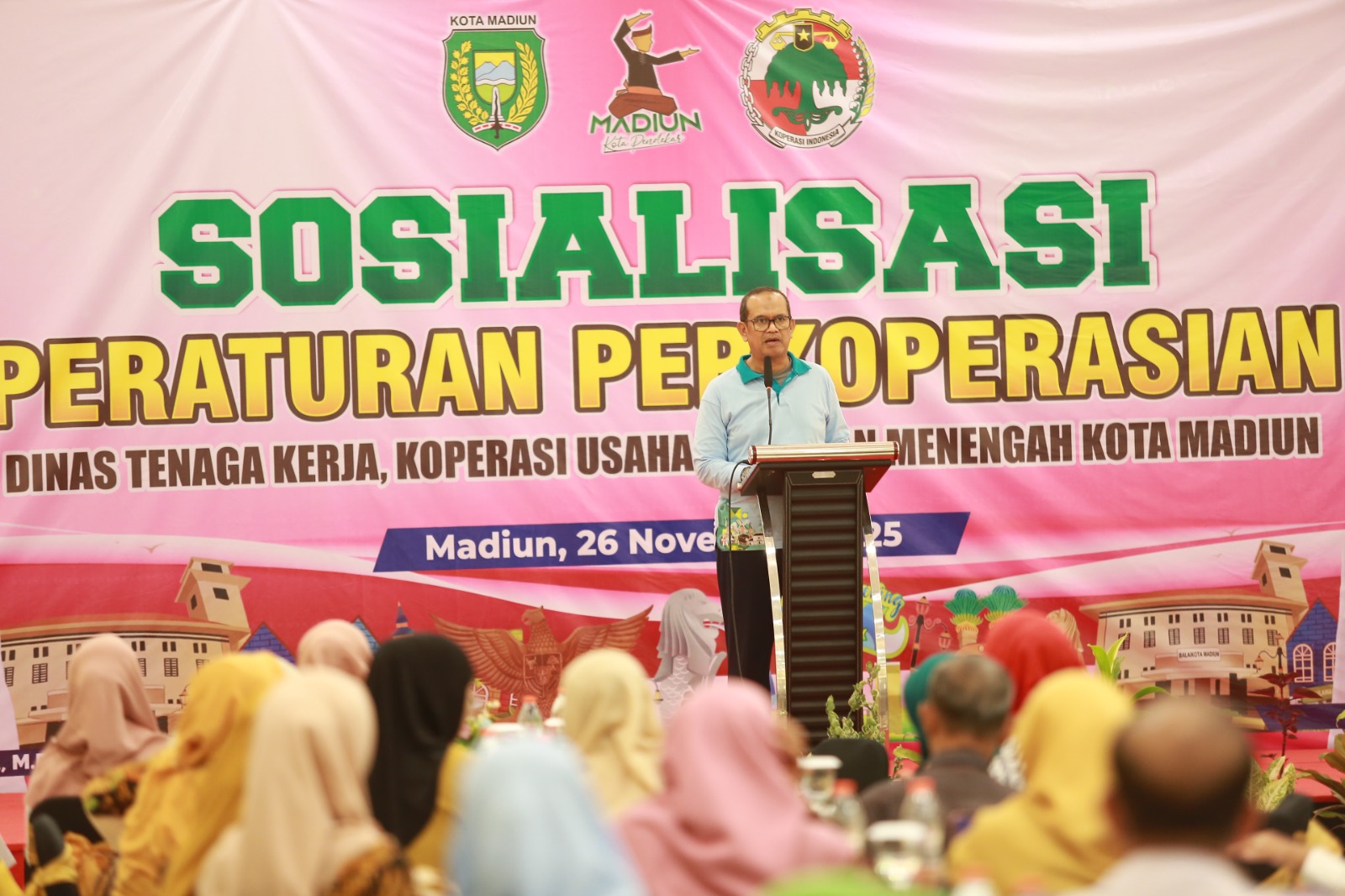 Sekda Kota Madiun Soeko Dwi Handiarto memberikan pengarahan kepada pengurus koperasi dan KMP, menekankan pentingnya kolaborasi untuk memperkuat ekonomi kerakyatan. BAGAS BIMANTARA/RADAR MADIUN