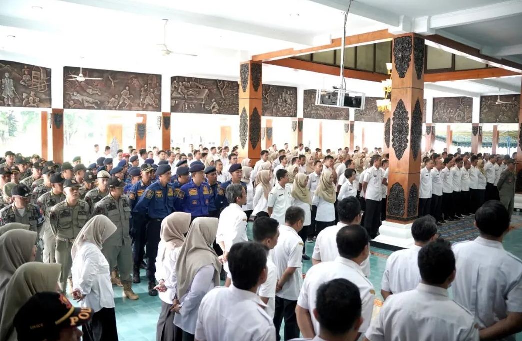 Ribuan tenaga honorer Pemkab Pacitan menerima SK PPPK paruh waktu dalam penyerahan serentak di seluruh OPD, kemarin (26/11). NUR CAHYONO/RADAR PACITAN