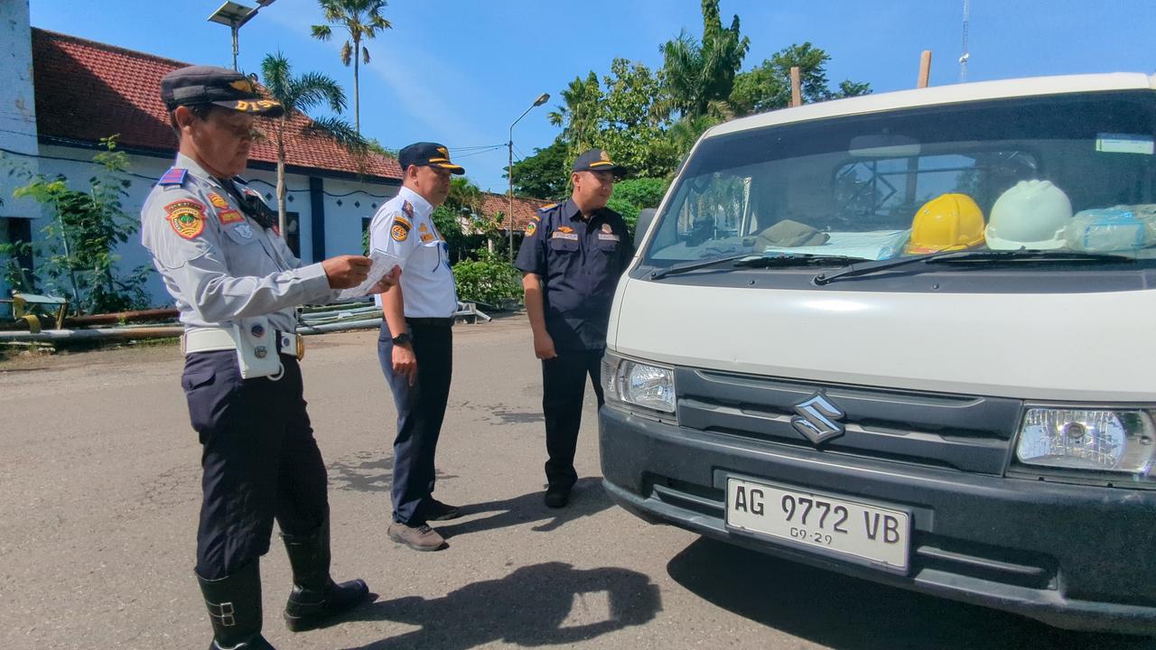Petugas Satlantas PJR Jatim VI melakukan ramp check dan pemeriksaan kelengkapan pengemudi saat Operasi Zebra Semeru 2025 di Terminal Caruban. DIAN RAHAYU/RADAR MADIUN