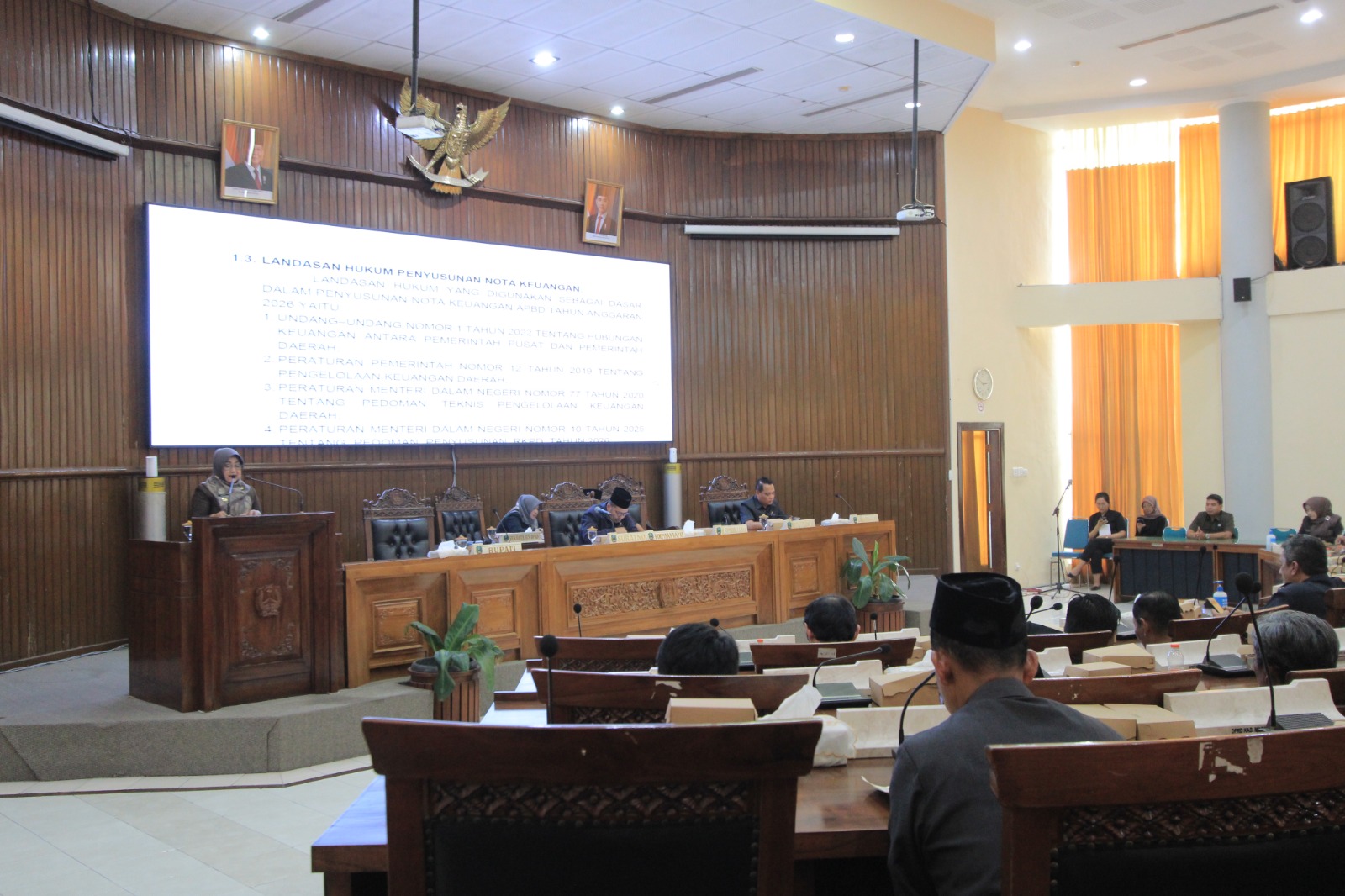 Bupati Magetan Nanik Endang Rusminiarti membacakan nota keuangan R-APBD 2026 dalam rapat paripurna DPRD Magetan. AJI PUTRA/RADAR MAGETAN
