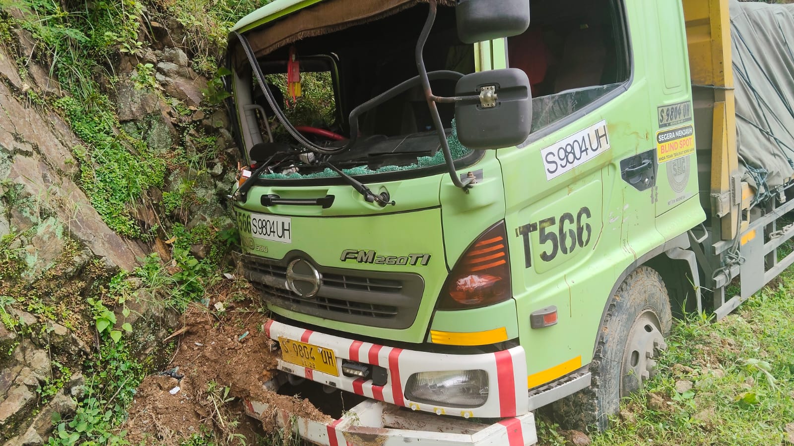 Truk Hino S 9804 UH menabrak tebing di jalur Pacitan&ndash;Ponorogo, kawasan Tegalombo, setelah sopir diduga mengantuk, Kamis (27/11) pagi. FOTO: ISTIMEWA