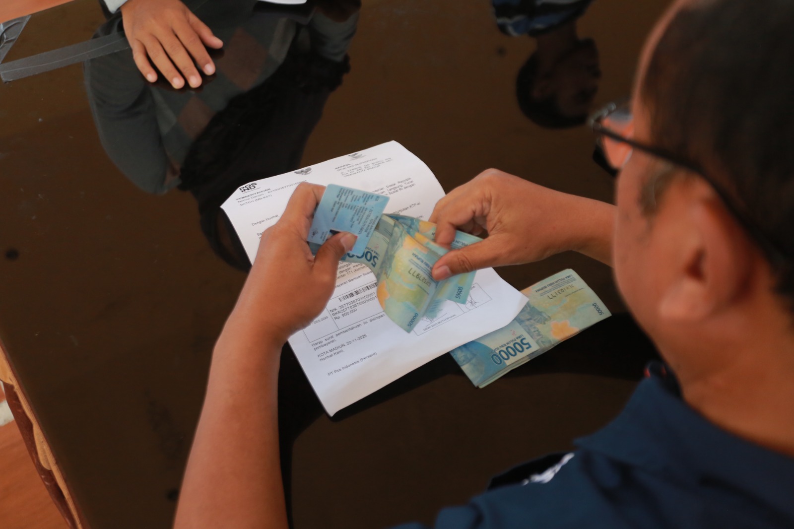 Petugas Dinsos-PPPA Kota Madiun memverifikasi data penerima bansos melalui sistem DTSEN yang terhubung dengan Kemensos dan PPATK. BAGAS BIMANTARA/RADAR MADIUN