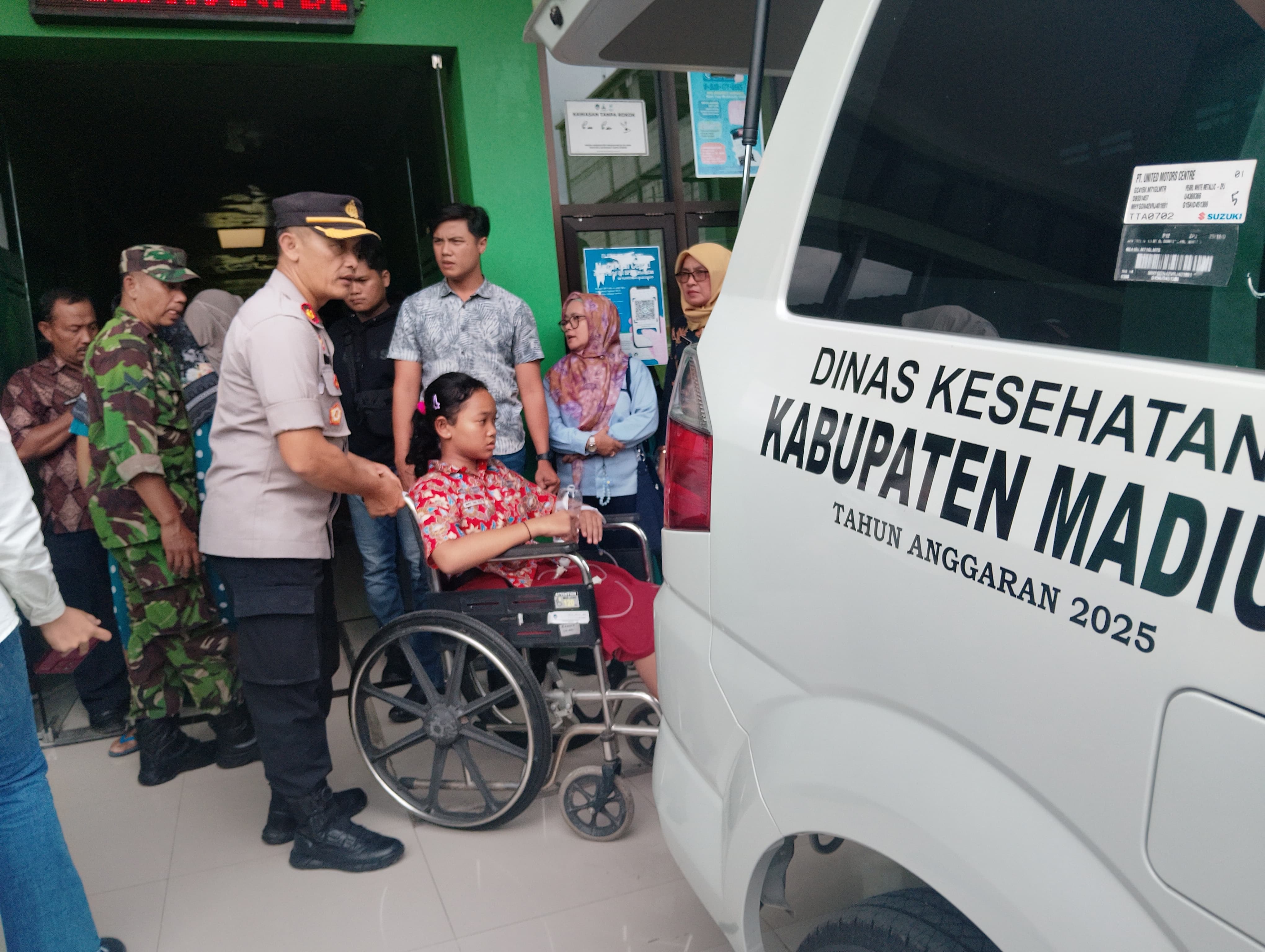 Pelajar ditangani di Puskesmas Klecorejo setelah diduga keracunan nasi goreng MBG yang dibagikan di tiga sekolah di Mejayan. LODITYA FERNANDES/RADAR MADIUN