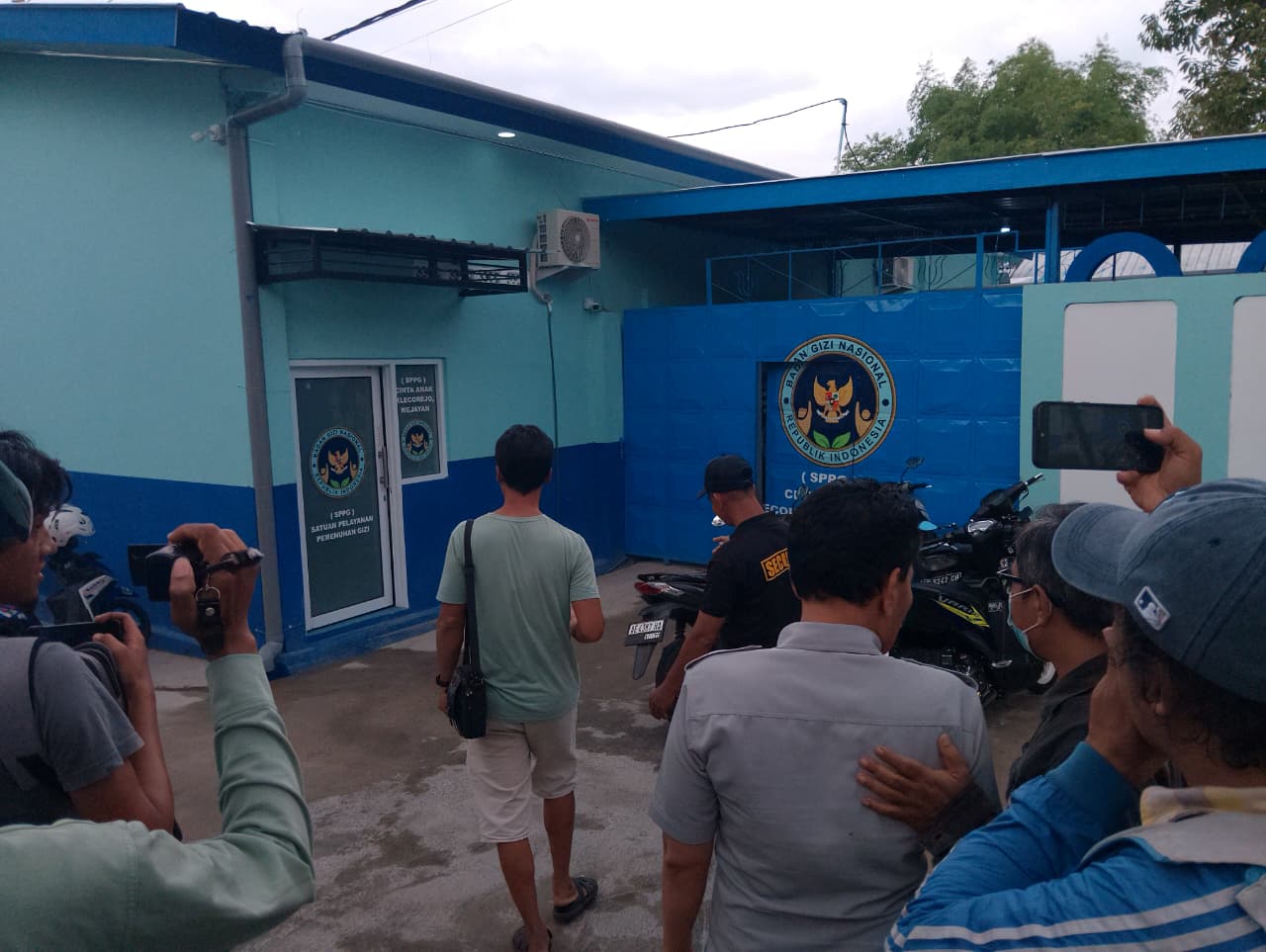 Petugas SPPG Cinta Anak menarik kembali paket MBG usai laporan dugaan keracunan puluhan siswa di Kecamatan Mejayan, Kamis siang. LODITYA FERNANDES/RADAR MADIUN
