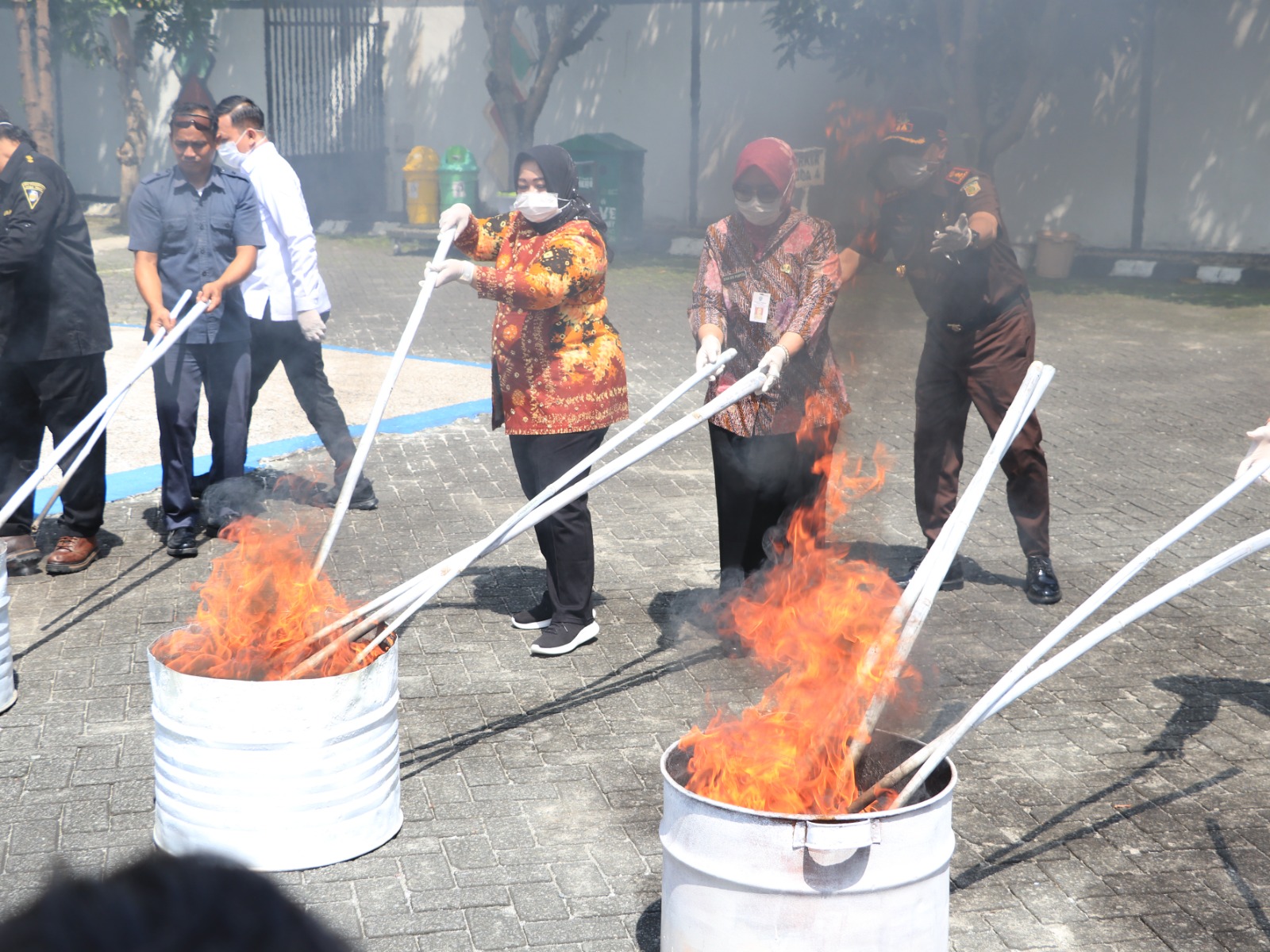 Kejari Ponorogo memusnahkan ribuan barang bukti berbagai tindak pidana, termasuk 11 kg bahan peledak dan BB narkotika, Kamis (27/11). SUGENG DWI N/RADAR PONOROGO