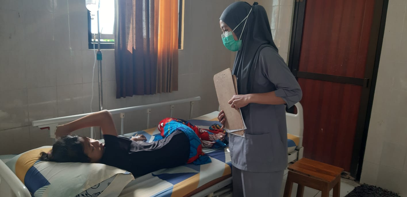 Sejumlah siswa masih dirawat di Puskesmas Gemarang setelah diduga keracunan menu MBG, sementara produksi SPPG Desa Kawu dihentikan sementara. ASEP SYAEFUL/RADAR NGAWI