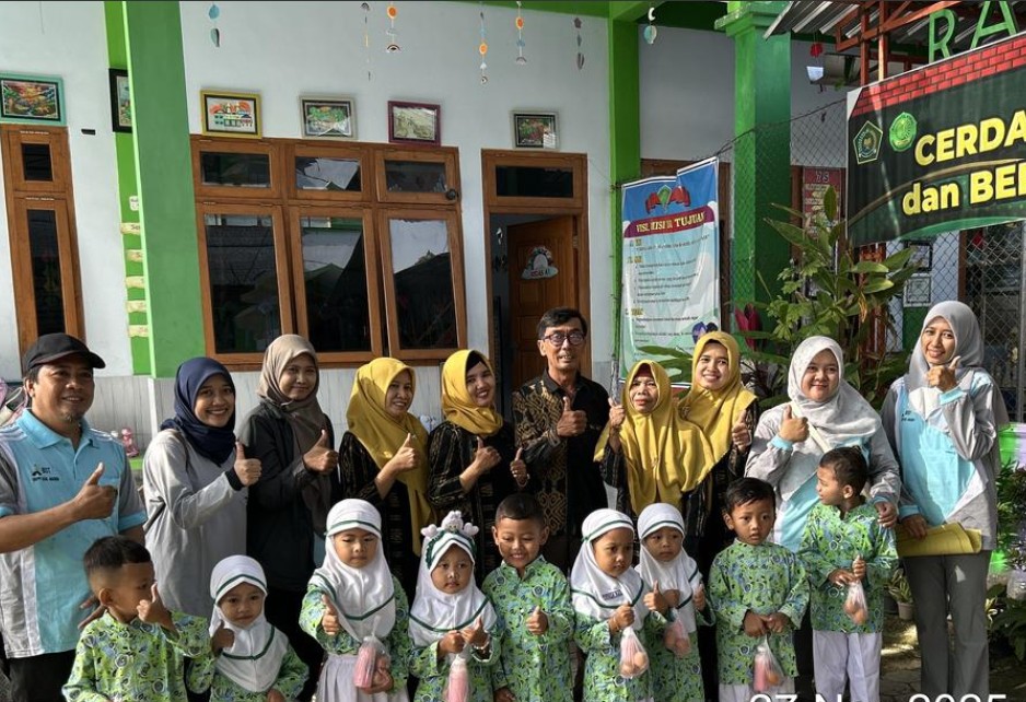 BERBAGI: Sebanyak 500 paket susu dan telur juga dibagikan untuk para balita dan siswa yang ada di Desa Muneng.