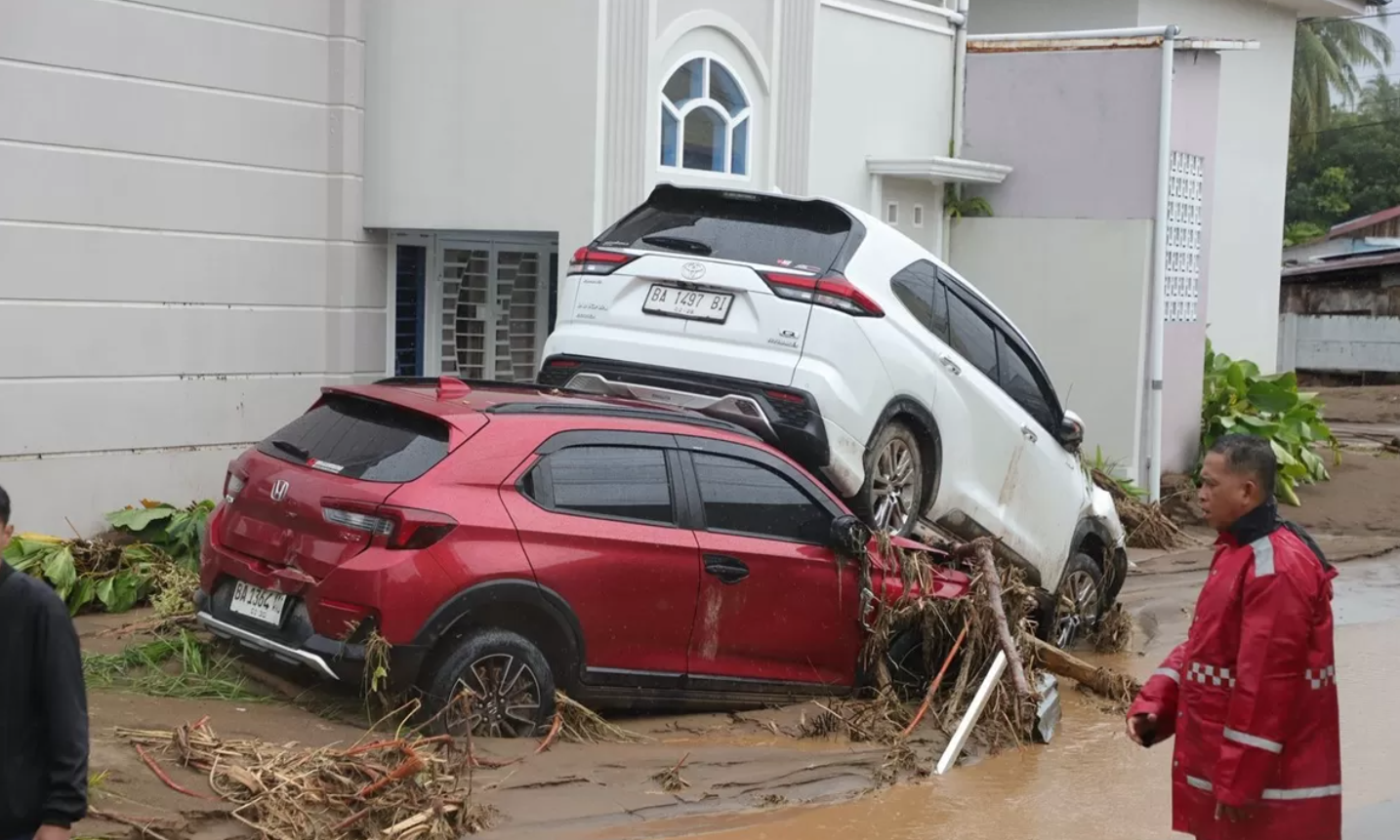 Banjir dan longsor di Sumbar menyebabkan kerusakan hebat.