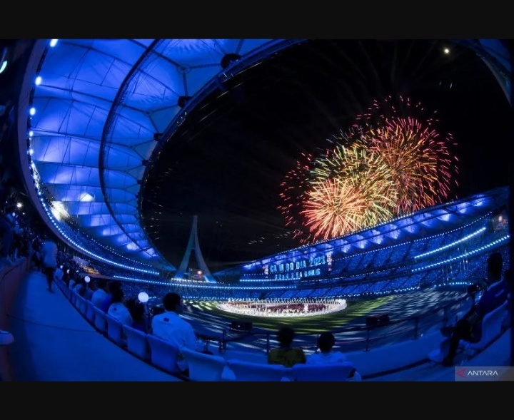 Suasana pesta kembang api saat upacara Pembukaan SEA Games 2023 di Stadion Morodok Techno National Stadium, Phnom Penh, Kamboja.