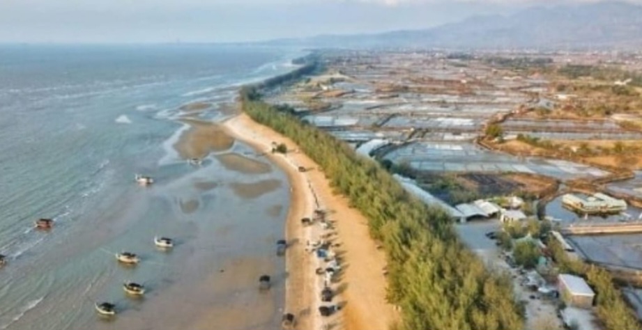 Pantai Karang Jahe menjadi ikon wisata alam Rembang berkat hamparan pasir putih, ombak yang tenang, dan deretan cemara laut di sepanjang bibir pantai.