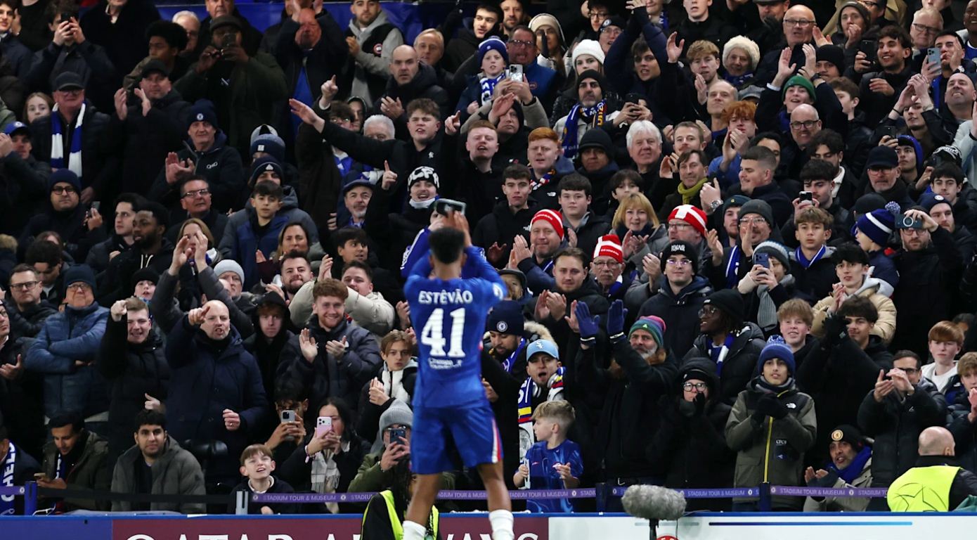 Selebrasi Estevao ke suporter The Blues saat berhasil mengalahkan Barcelona. Akhir pekan ini, 30 November 2025, bersiap menghadapi laga Chelsea vs Arsenal.