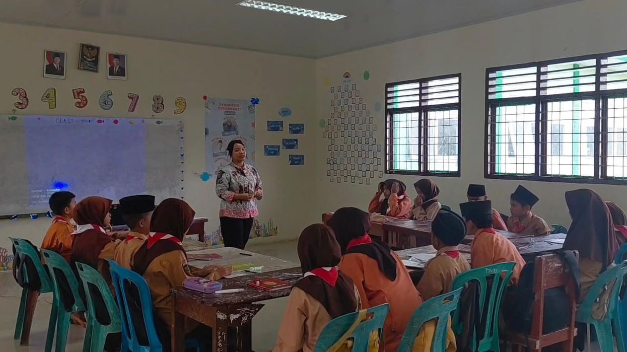 Br Marpaung, guru beragama Kristen yang mengajar Matematika di MTs Negeri Tapanuli Utara.