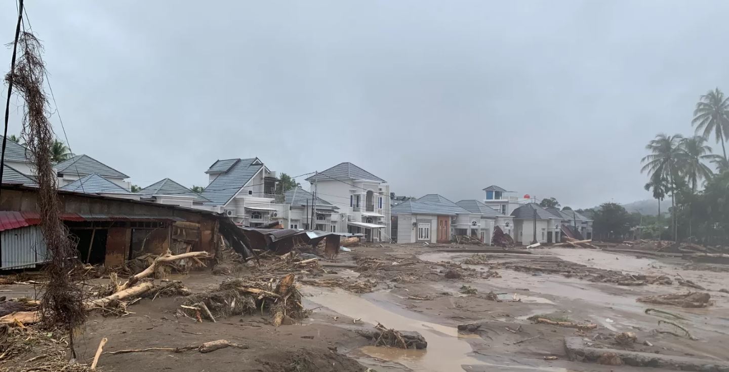 Kerusakan akibat banjir yang membawa material pohon dan lumpur di pemukiman rumah warga di wilayah Lubuk Minturun, Koto Tengah, Kota Padan, Sumbar, pada Kamis (27/11).