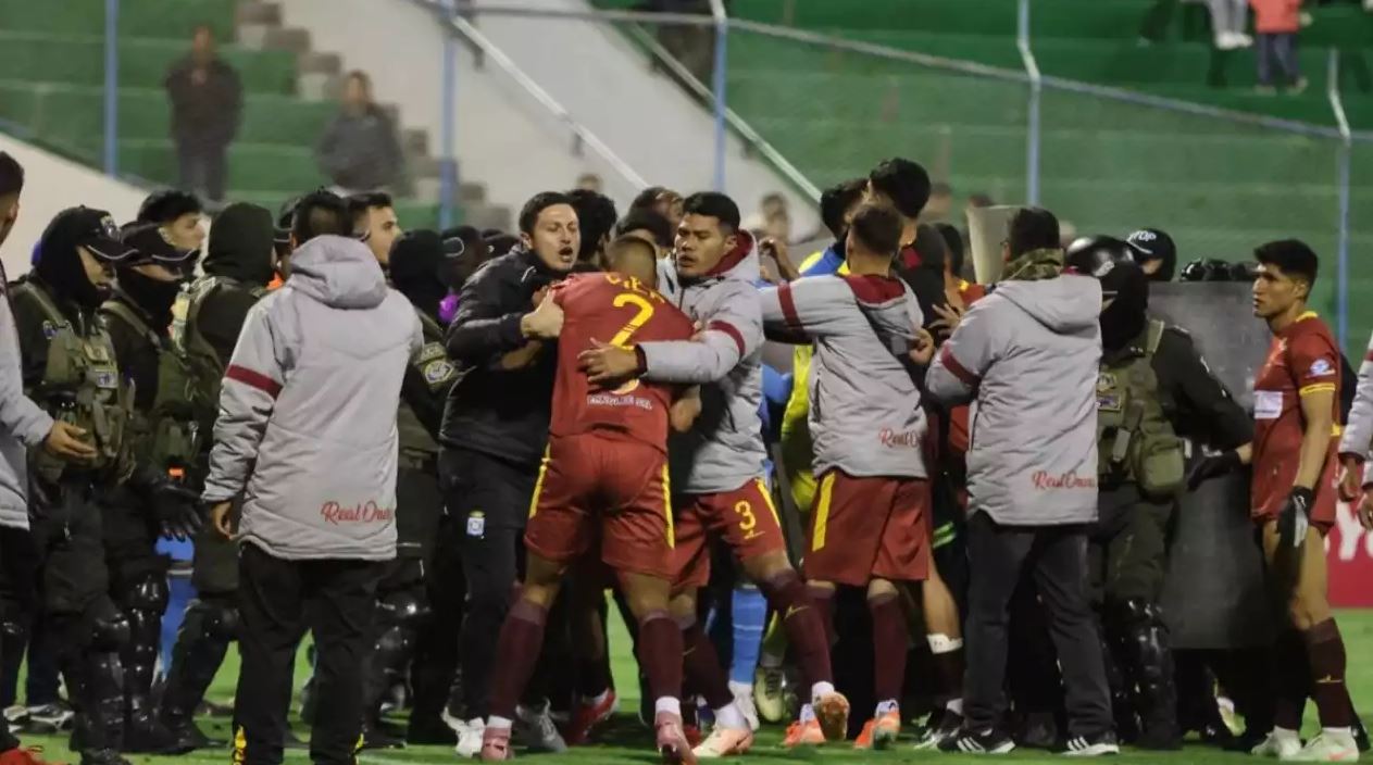 Pertandingan perempat final Copa Bolivia antara Blooming dan Real Oruro berubah menjadi ajang adu jotos setelah peluit akhir dibunyikan.